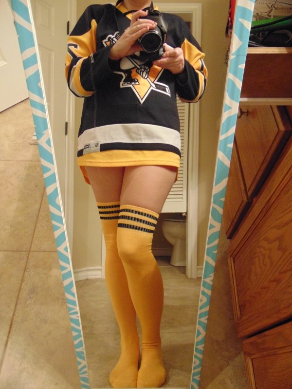 Sexy women who are also sports fans for teams like Capitals, Avalanche : The least you can do is root root for her team now that yours is eliminated (38 hooot Photos) 48