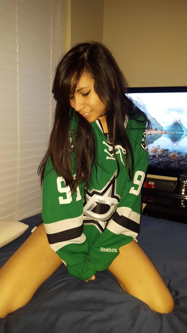 Sexy women who are also sports fans for teams like Capitals, Avalanche : The least you can do is root root for her team now that yours is eliminated (38 hooot Photos) 200