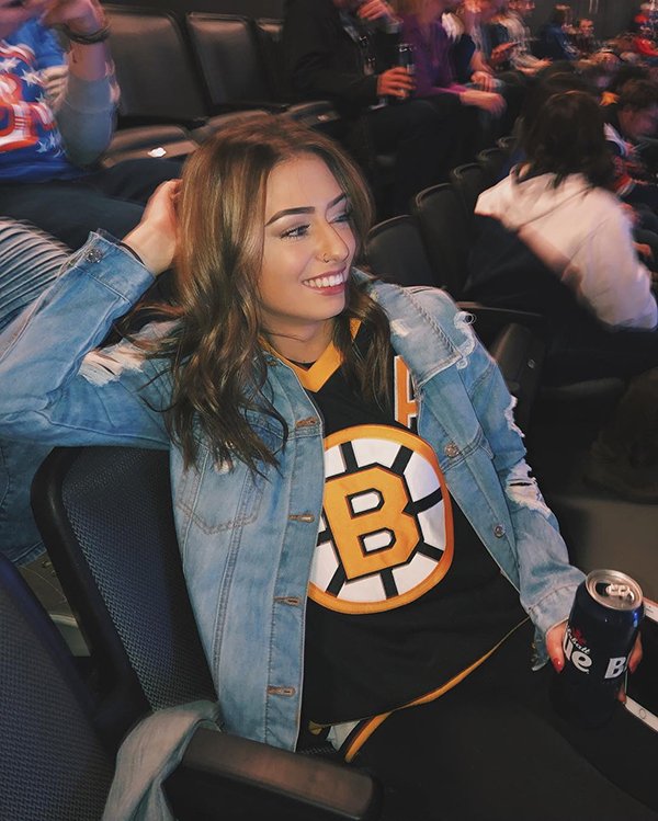 These puck bunnies are ready for Round 2 of the Stanley Cup Playoffs (28 Photos) 50