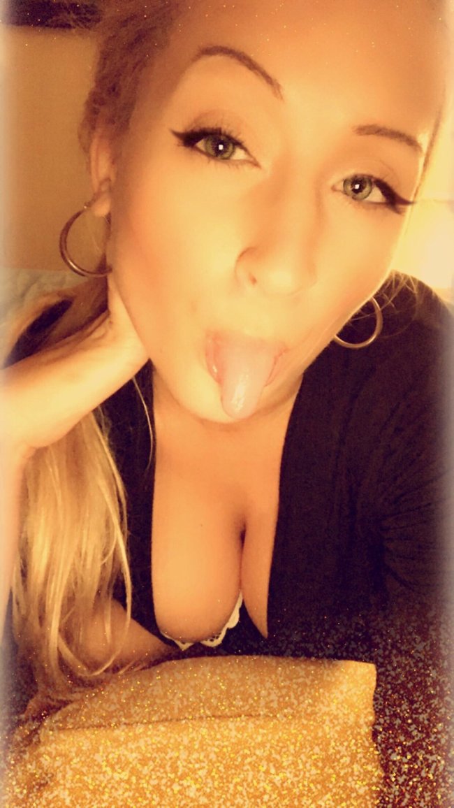 Cat Got Your Tongue :These girls will leave you tongue tied (61 Photos) 11