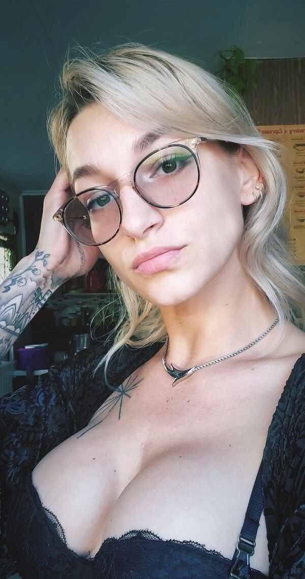 31 Sexy Girls In Glasses 15