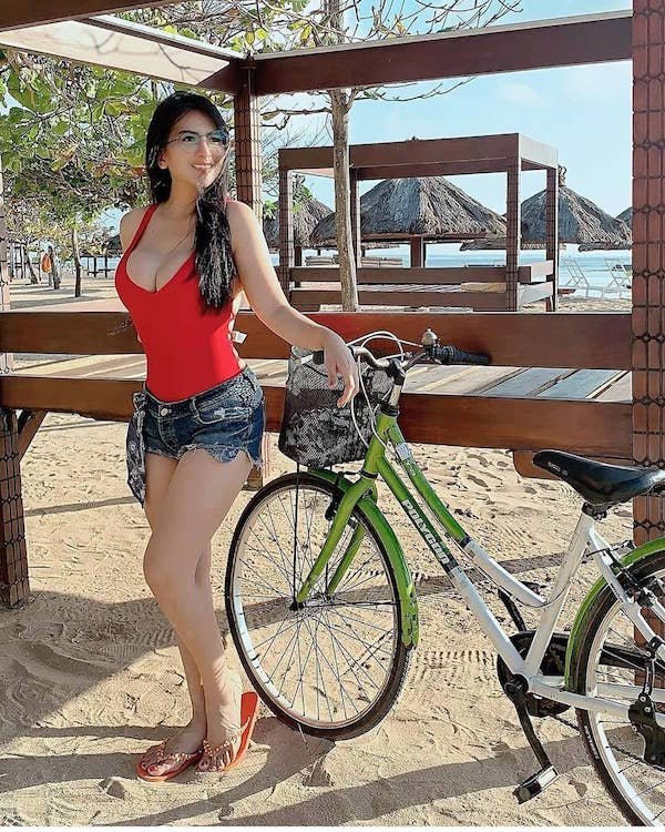 40 Hottest Girls Riding Bicycles 259