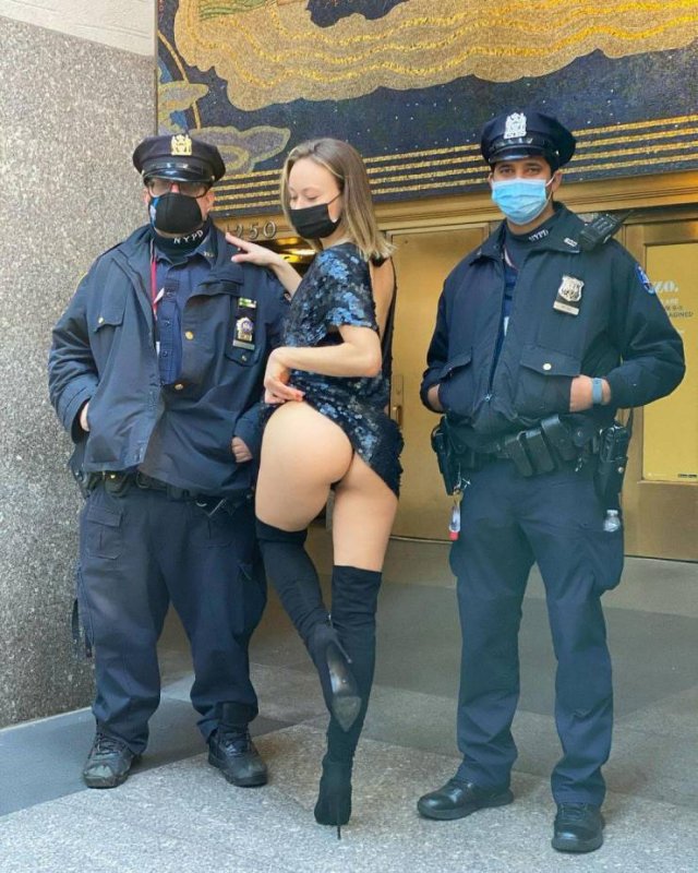 Hot Girl From Russia Likes To Demonstrate Her Body Part On The New York Streets 202