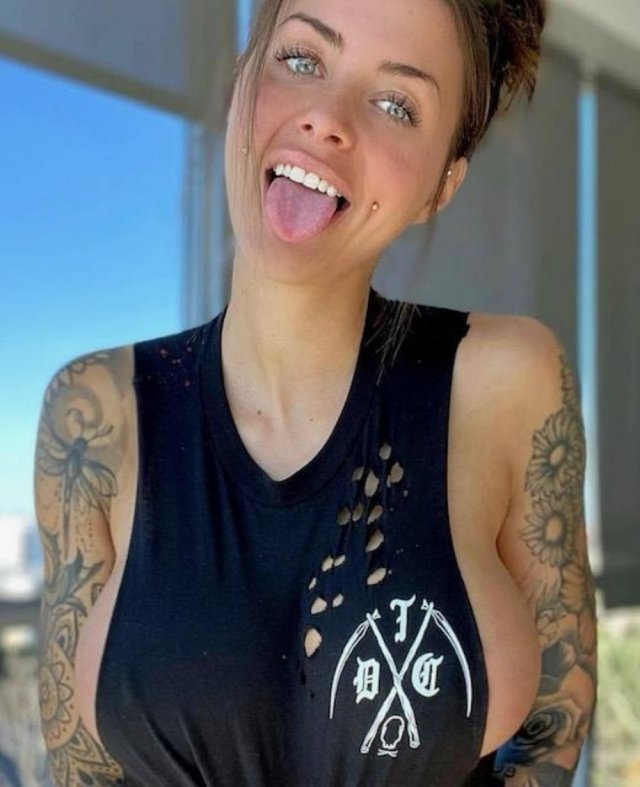 40+ Hottest Tattooed Girls Around The Net 17