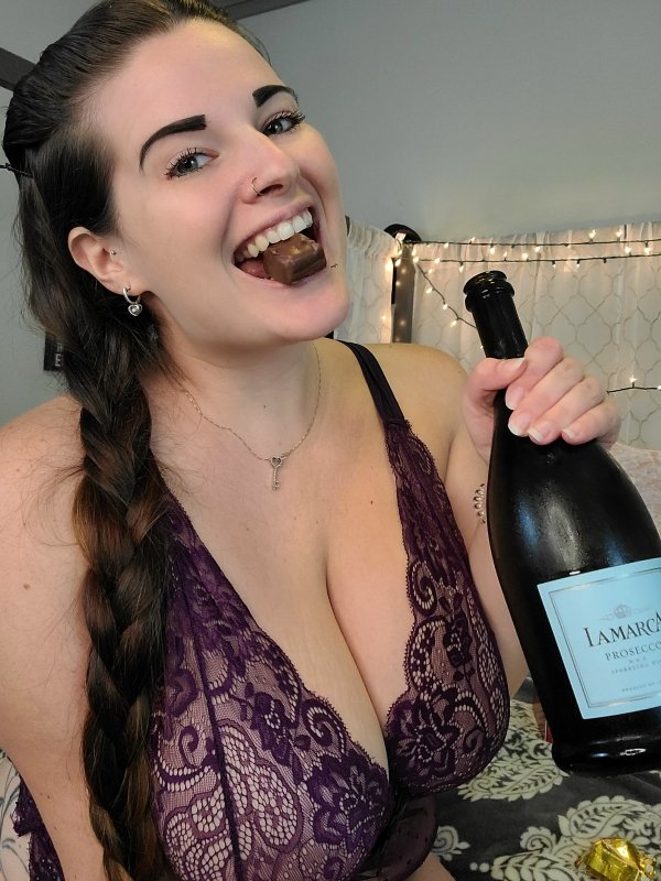 The Triple-CSDW: Sexy Drunk Girls (Women), Champagne, Chocolate (83 Photos) 170