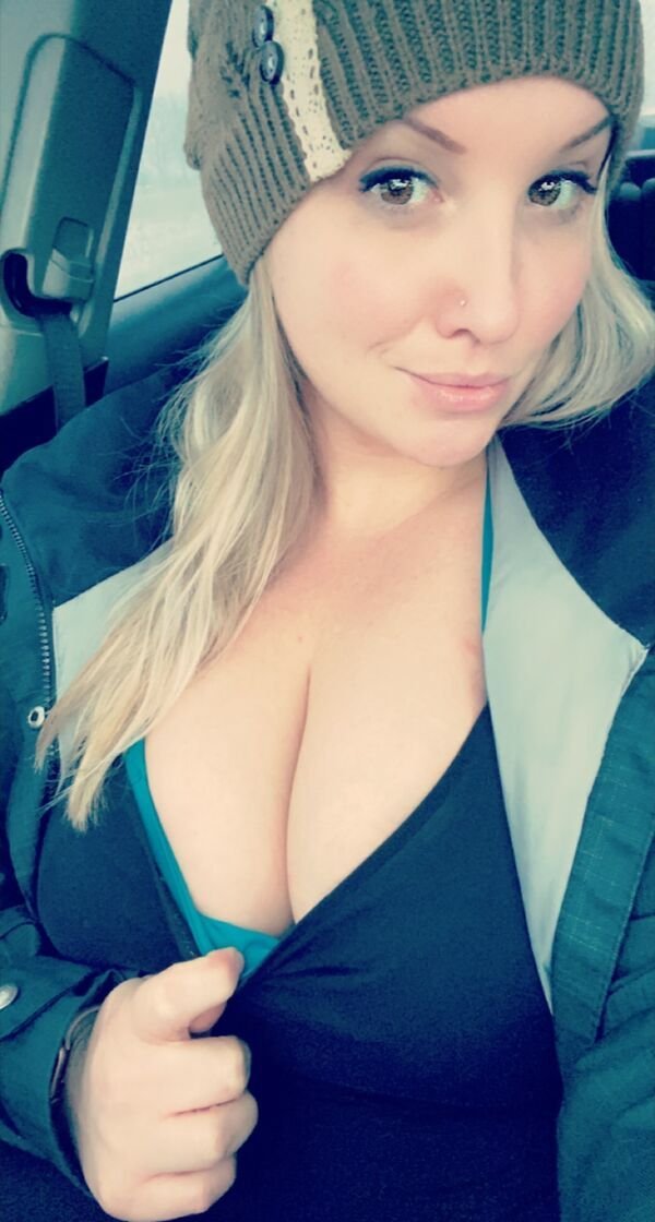 Beautiful top-heavy girls with sex appeal galore. FLBP brings the fun on otherwise uninteresting Mondays (67 Photos) 59