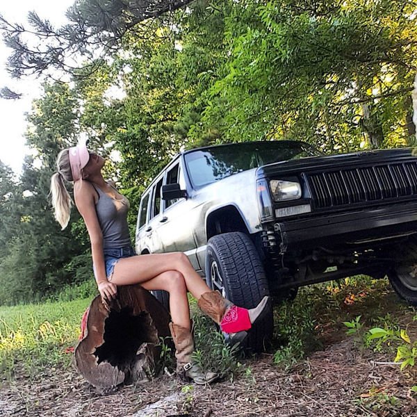 We’ll give you 4×4 reasons why hot girls and hot jeep trucks are the best (51 Photos) 56