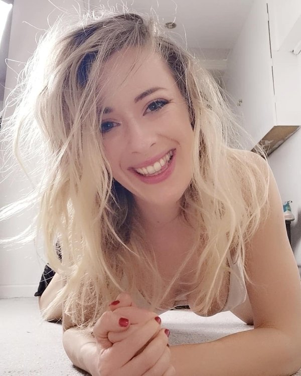 43 Sexy And Smiling Girls 20