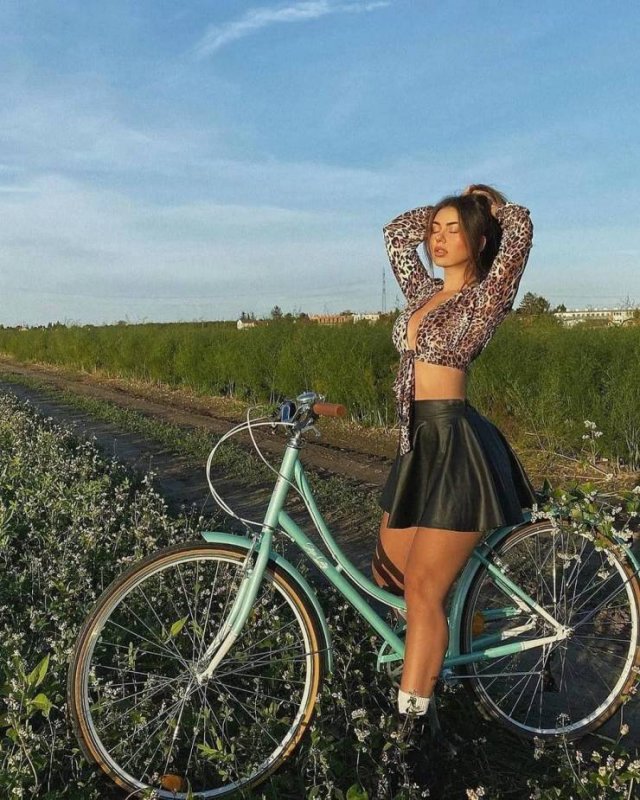 Girls Riding Bicycles (49 pics)