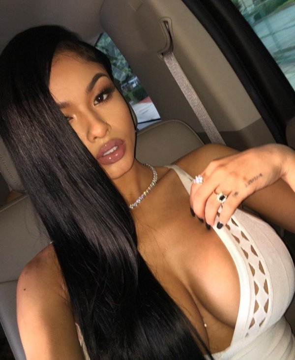 The Hottest Car Selfies Around The Net 4