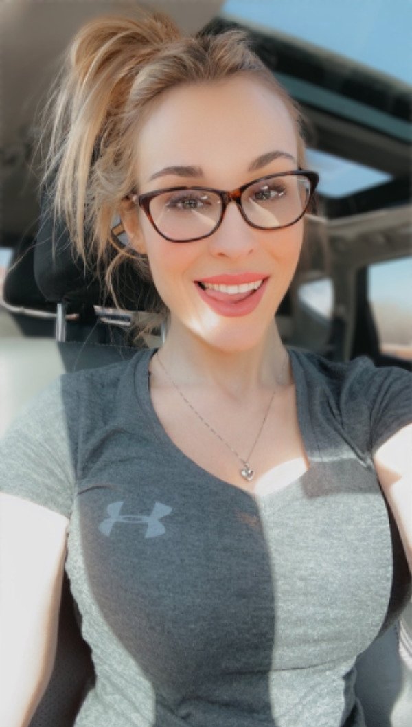 The Hottest Car Selfies Around The Net 35