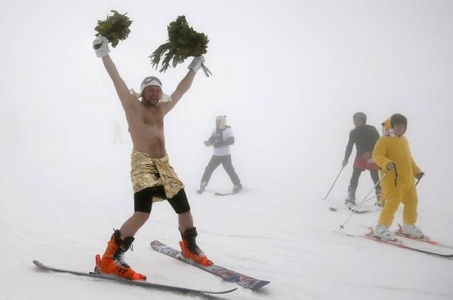 People In Sochi, Russia Are Skiing In Underwear 16