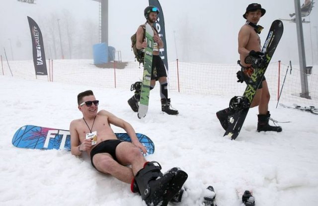 People In Sochi, Russia Are Skiing In Underwear 32