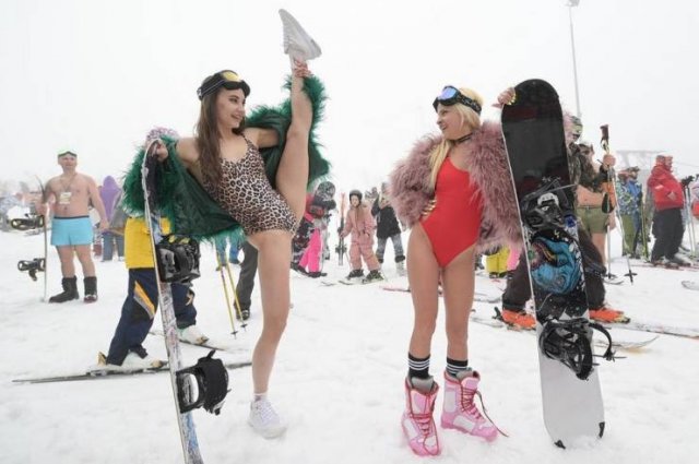 People In Sochi, Russia Are Skiing In Underwear 6