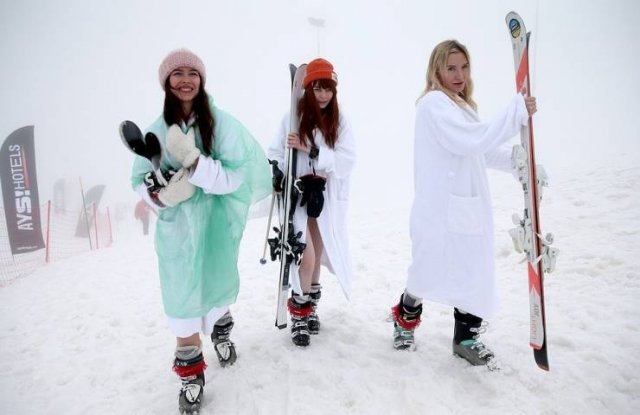People In Sochi, Russia Are Skiing In Underwear 8