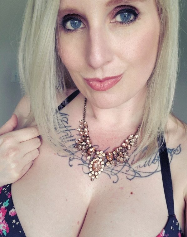 40 Hot Girls In Necklaces 33