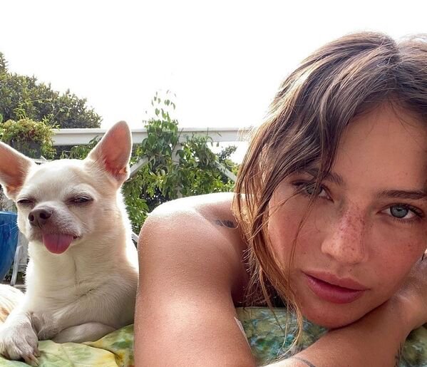 30+ Hot Girls With Dogs 11