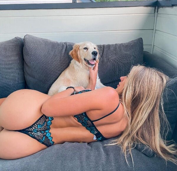 30+ Hot Girls With Dogs 12