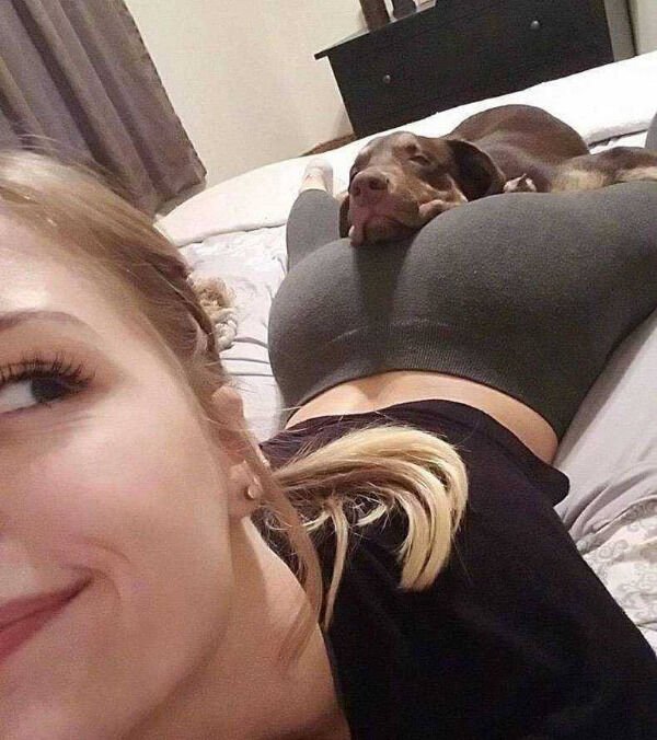 30+ Hot Girls With Dogs 13