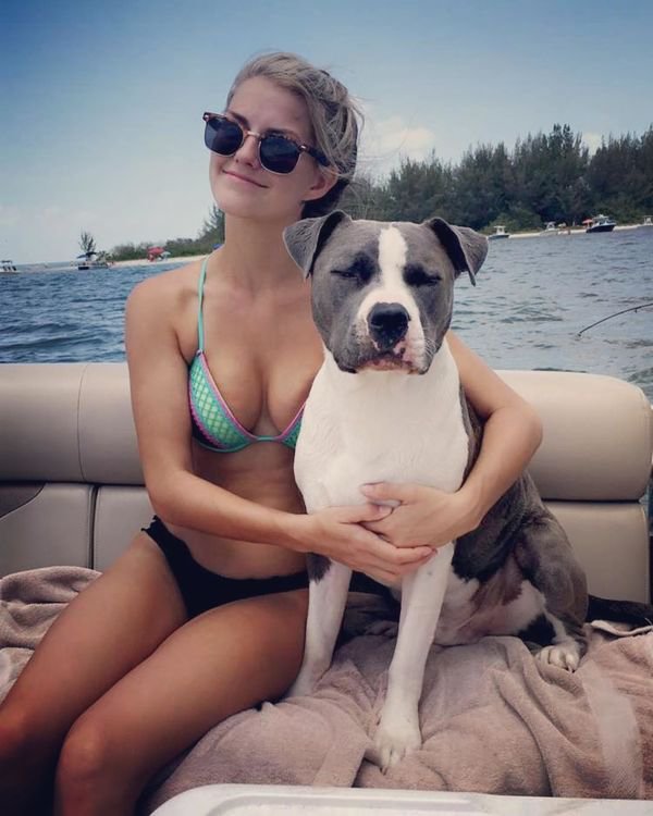 30+ Hot Girls With Dogs 17