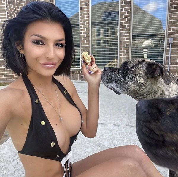 30+ Hot Girls With Dogs 22