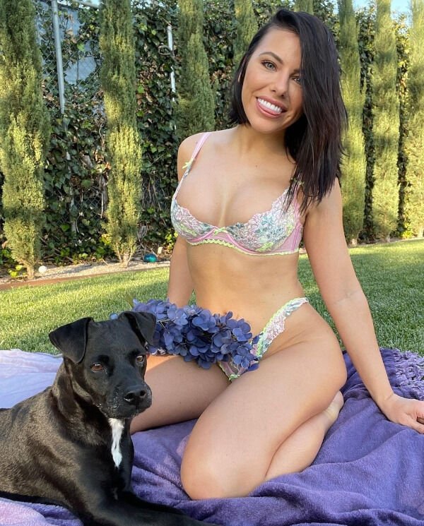 30+ Hot Girls With Dogs 23