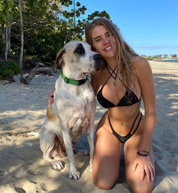 30+ Hot Girls With Dogs 26