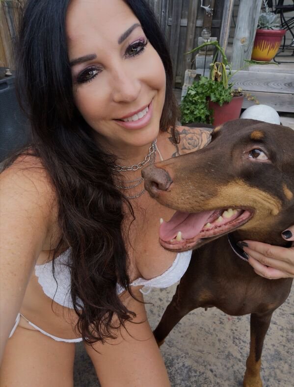 30+ Hot Girls With Dogs 29