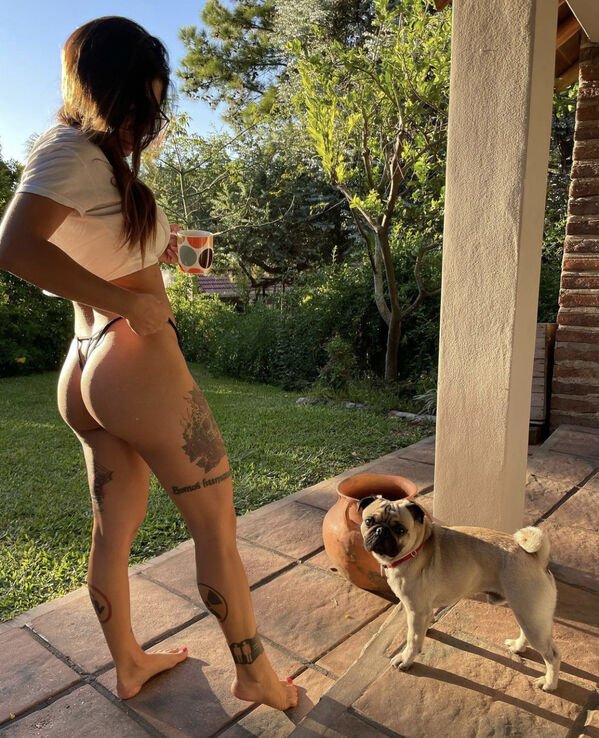 30+ Hot Girls With Dogs 8