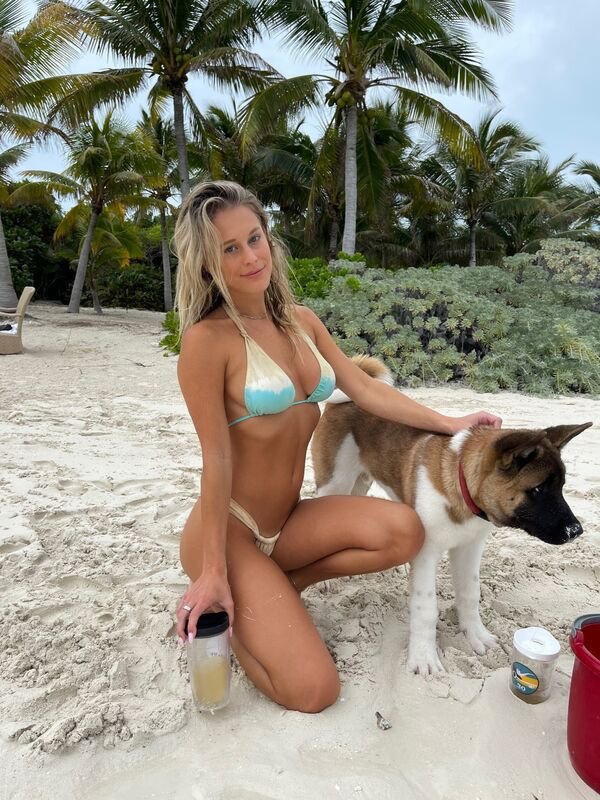 30+ Hot Girls With Dogs 10