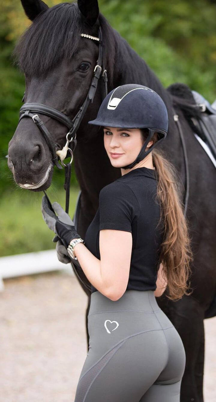 21 Of The Hottest Equestrian Ladies Wearing The Tightest Jodhpurs Ever! 1013
