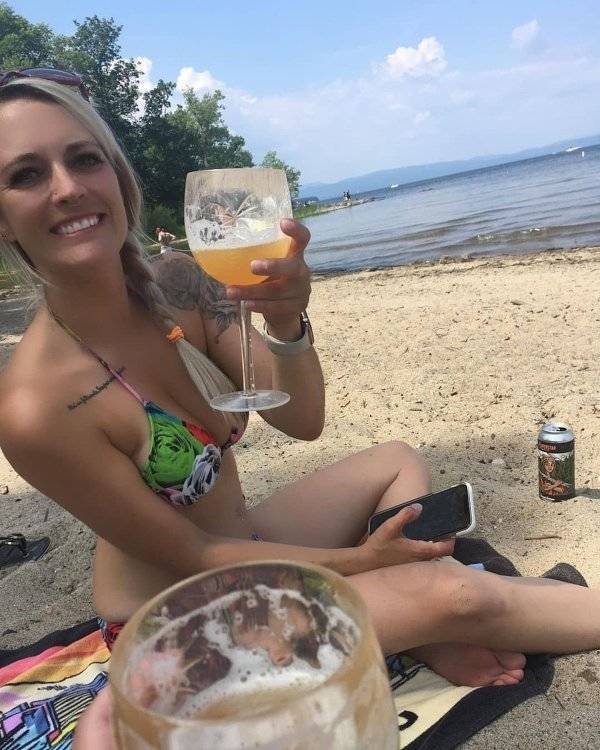 36 Sexy Girls And Alcohol 32