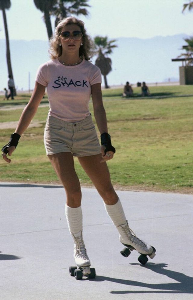 57 Photos Of Girls Roller Skating In Los Angeles In 80’s 22
