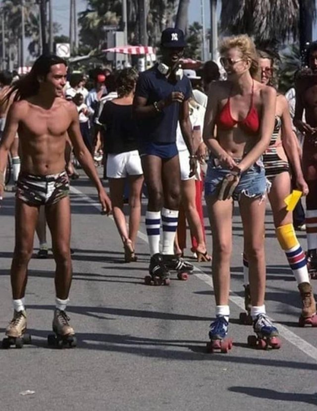 57 Photos Of Girls Roller Skating In Los Angeles In 80’s 40