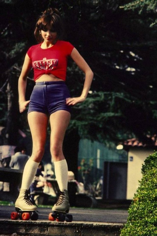 57 Photos Of Girls Roller Skating In Los Angeles In 80’s 42