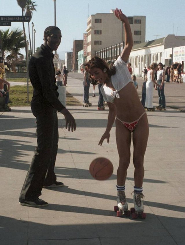 57 Photos Of Girls Roller Skating In Los Angeles In 80’s 45