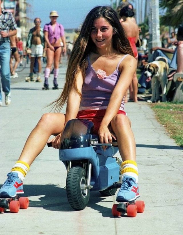 57 Photos Of Girls Roller Skating In Los Angeles In 80’s 7