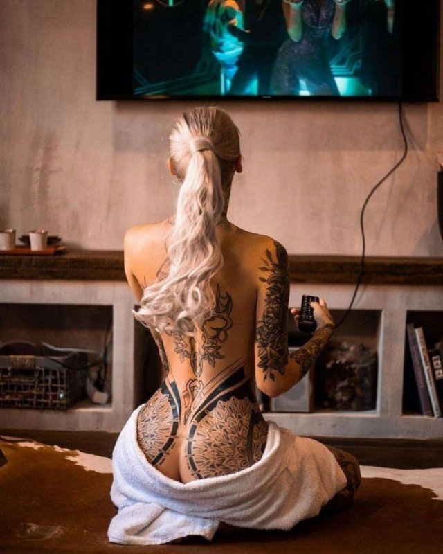 45 Hot Girls With Tattoos 42