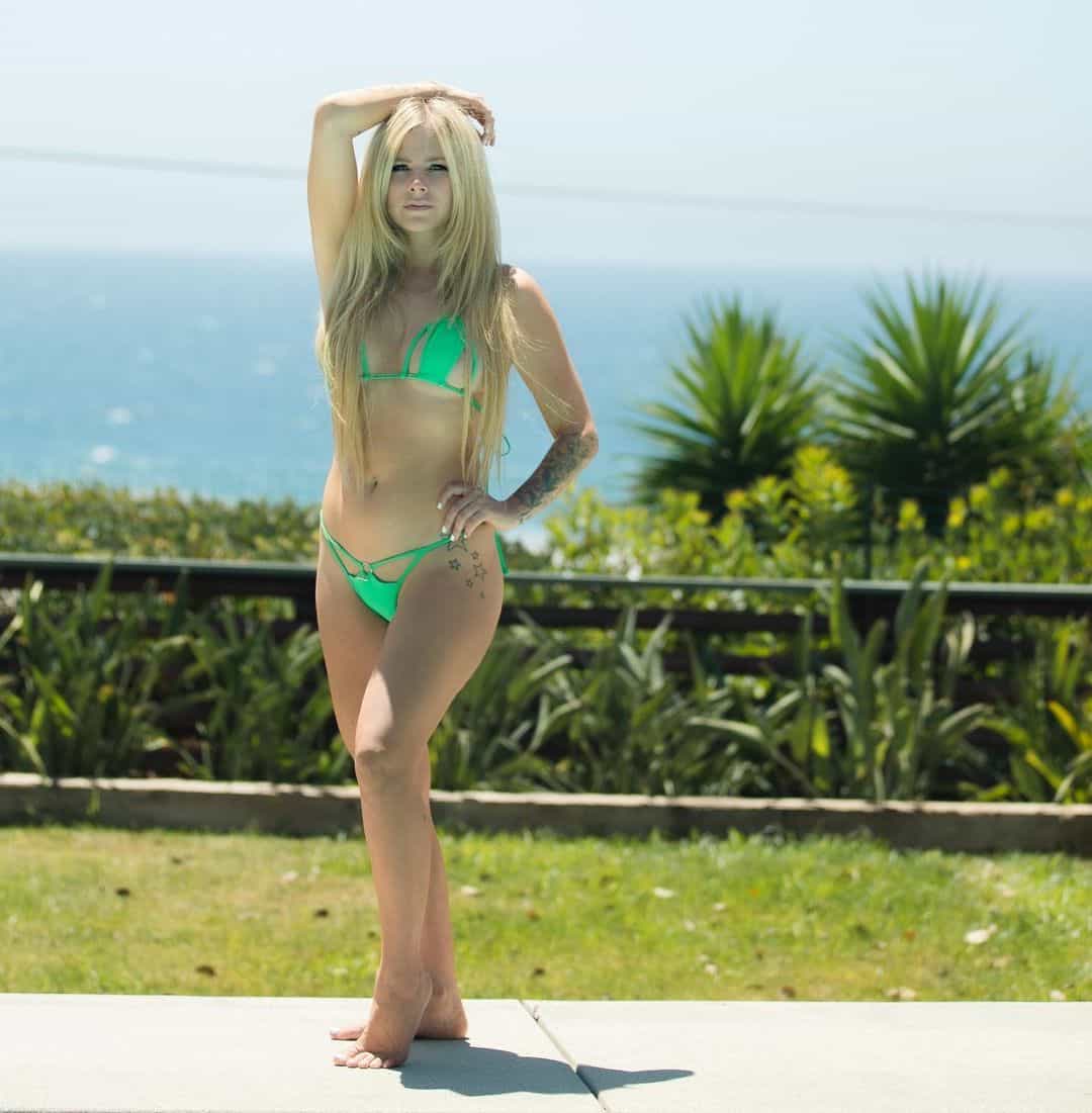 Avril Lavigne Splashes Water In A Hot Green Bikini 4