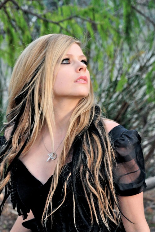 hqcelebritiescom:Avril Lavigne
Happy Birthday, Avril Lavigne! 8