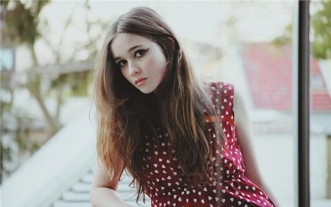 Hot Alice Englert Shows the Sexy Side of Hipsters (42 Photos) 82