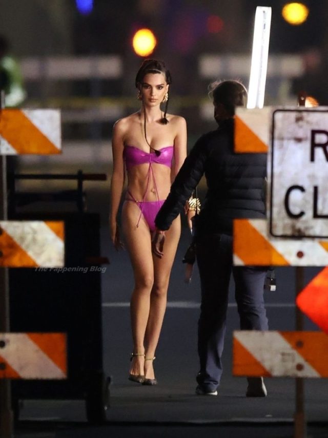 Emily Ratajkowski Models Skimpy Pink Bikini For Rihanna’s Savage X Fenty Show In Los Angeles (11 Pics) 14