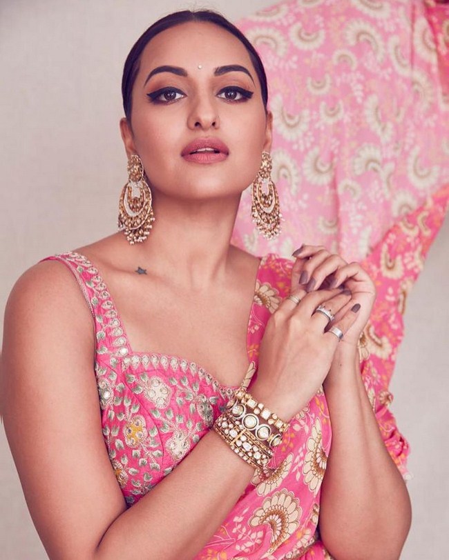 Sexy Sonakshi Sinha Knows How to Take a Picture (41 Photos) 5
