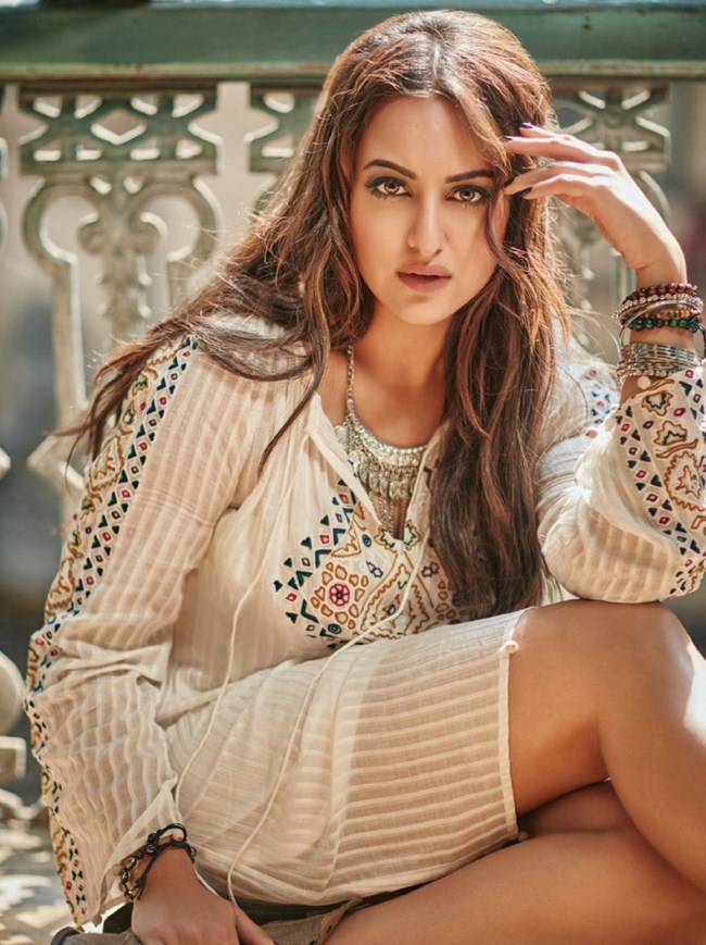 Sexy Sonakshi Sinha Knows How to Take a Picture (41 Photos) 48