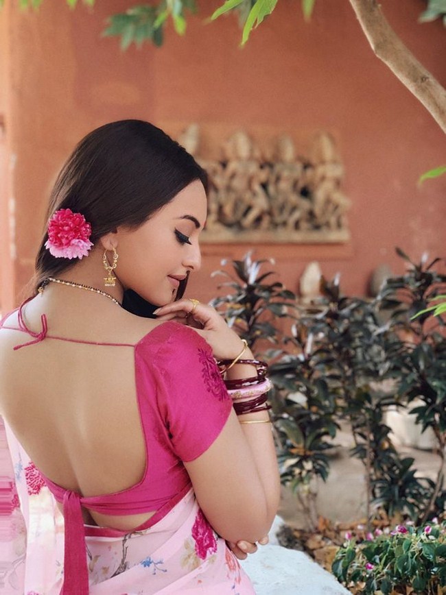 Sexy Sonakshi Sinha Knows How to Take a Picture (41 Photos) 9