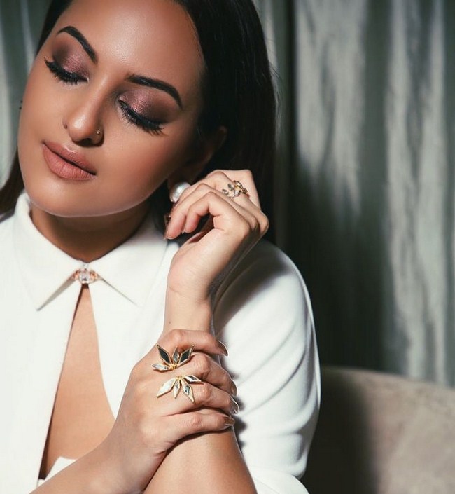 Sexy Sonakshi Sinha Knows How to Take a Picture (41 Photos) 10