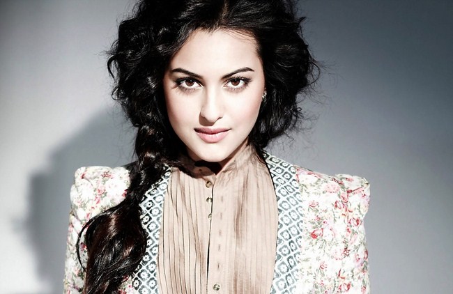 Sexy Sonakshi Sinha Knows How to Take a Picture (41 Photos) 51
