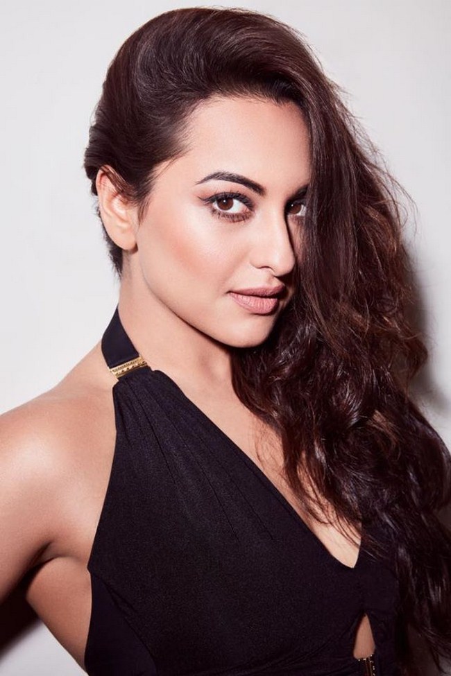 Sexy Sonakshi Sinha Knows How to Take a Picture (41 Photos) 53
