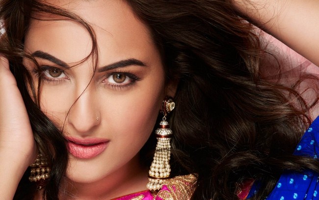 Sexy Sonakshi Sinha Knows How to Take a Picture (41 Photos) 14