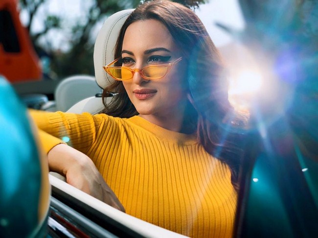 Sexy Sonakshi Sinha Knows How to Take a Picture (41 Photos) 55